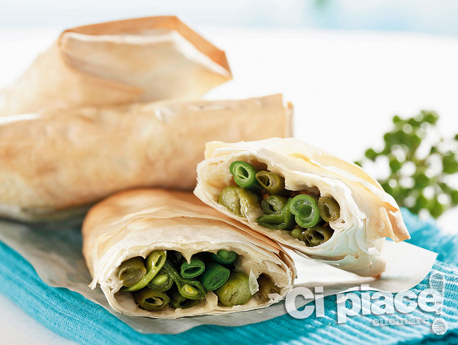 Fagottini di fillo con fagiolini e asparagi