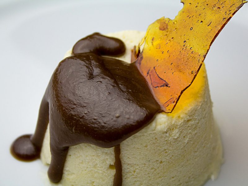 Semifreddo alla vaniglia con salsa di liquirizia