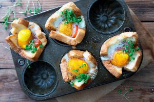 Cocotte con uova pancarré e pomodoro