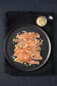 Carpaccio di salmone con salsa allo yogurt