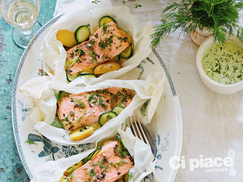 Salmone al cartoccio con patatine