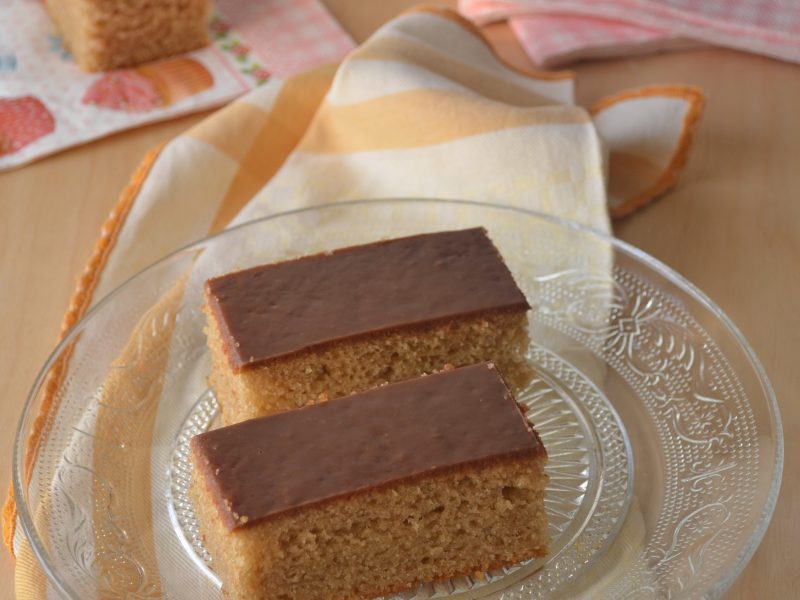 Torta alla cannella glassata al cioccolato al latte