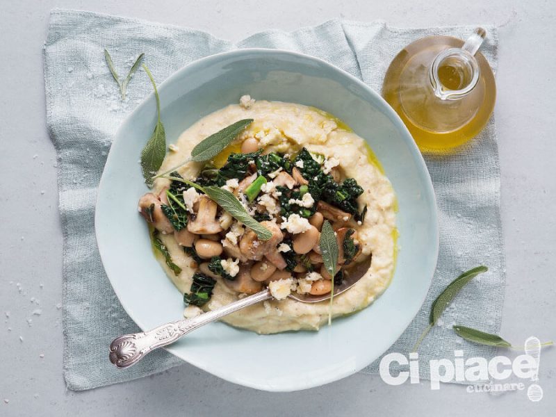 Polenta bianca con funghi, fagioli e quartirolo