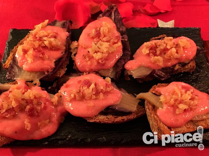 Crostini al radicchio, fondutina di cheddar al vino e pancetta croccante