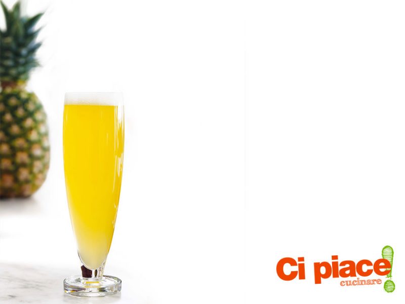 Cocktail di spumante, ananas e zenzero
