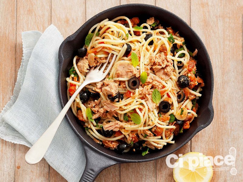 Spaghetti con tonno e olive