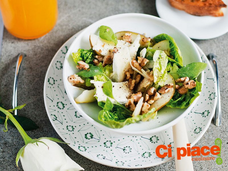 Insalata con pere formaggio e noci