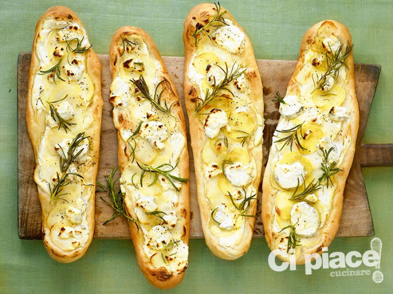 Barchette con patate, caprino e rosmarino