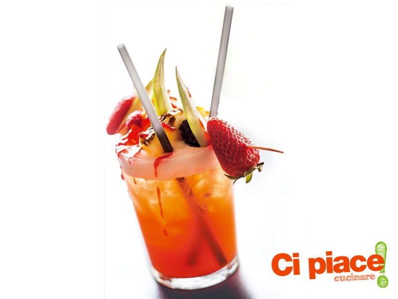 Punch frizzante con ananas, lime e frutta di stagione