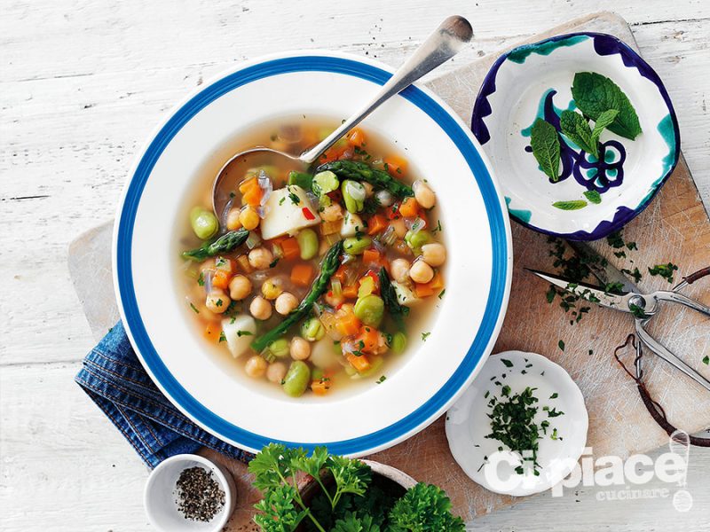 Zuppa di legumi con asparagi