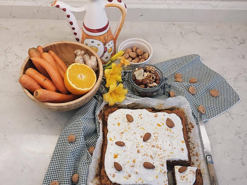 TORTA DI CAROTE CON FROSTING ALLO YOGURT GRECO E MIELE – PROFUMI D’AUTUNNO…