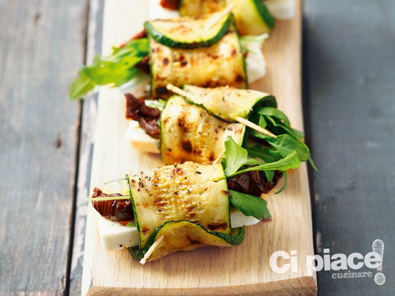 Involtini di zucchine con feta e pomodori secchi