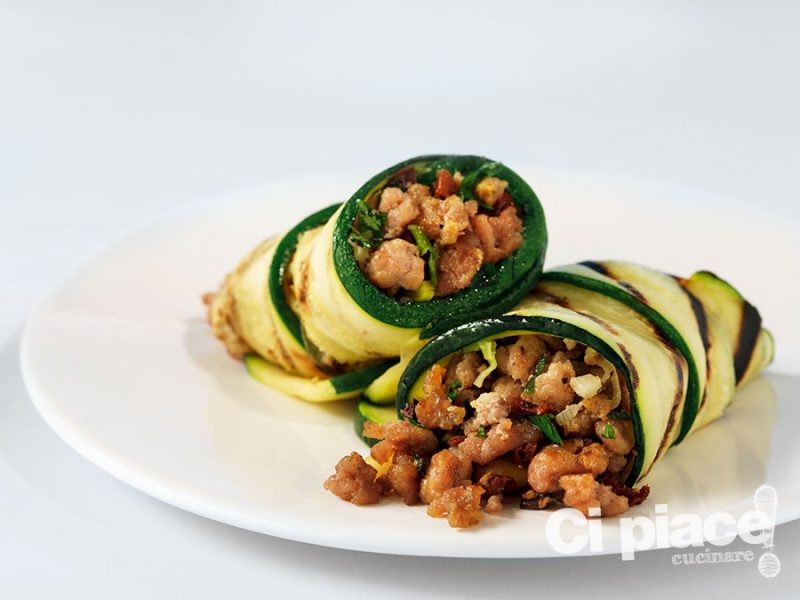 Abbracci di zucchine caldissime con tacchino e pancetta