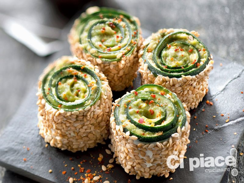 Rotolini di zucchine con avocado e sesamo