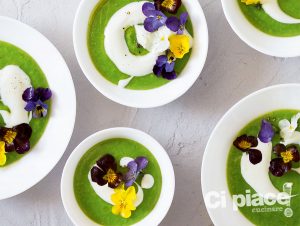 vellutata-di-piselli-con-primule