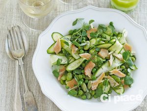 Insata-di-verdure-con-salmone