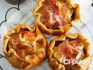 mini-tartine-con-prosciutto-e-camembert