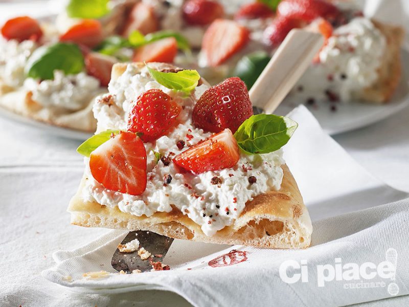 Pizza salata con formaggio, fragole e pepe