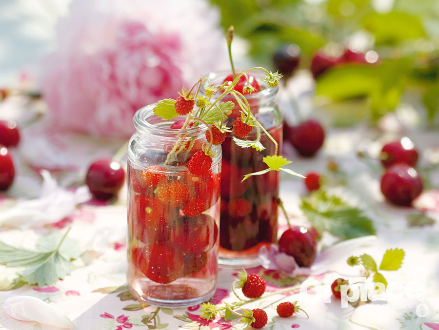 Ciliegie e fragole conservate in vetro