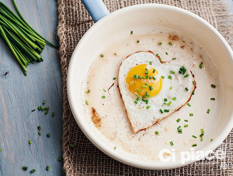 Romantici cuori di uova in tegamini