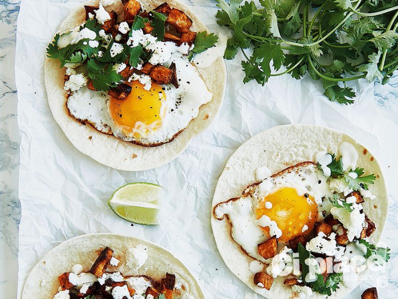 Uova in padelline con feta e crostini