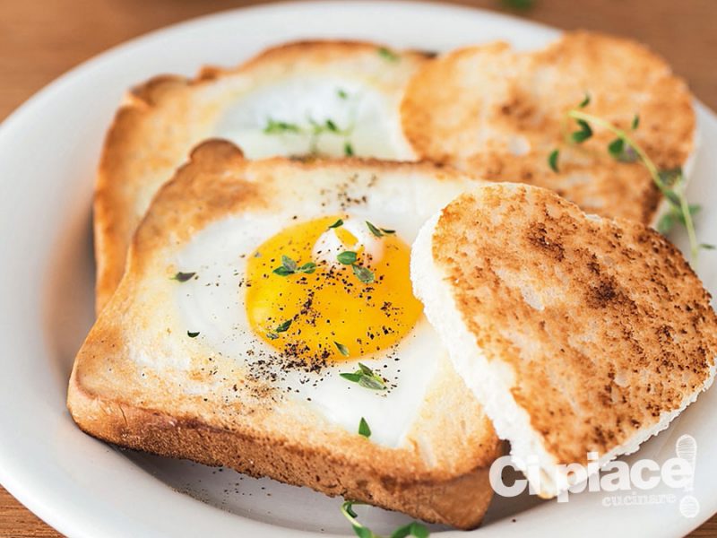 Uova tra fette di pane su crostoni di pan carré
