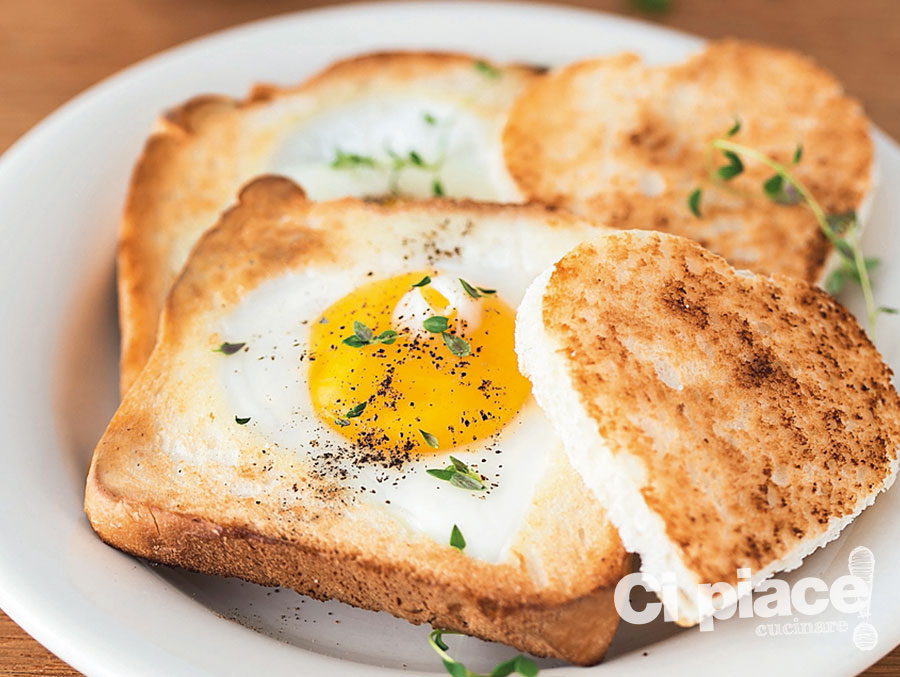 Uova tra fette di pane su crostoni di pan carré