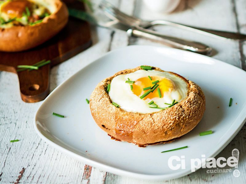 Uova in cocotte di pagnottelle