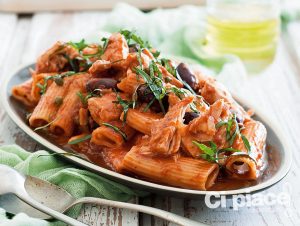 Rigatoni-con-sugo-di-tonno-e-capperi