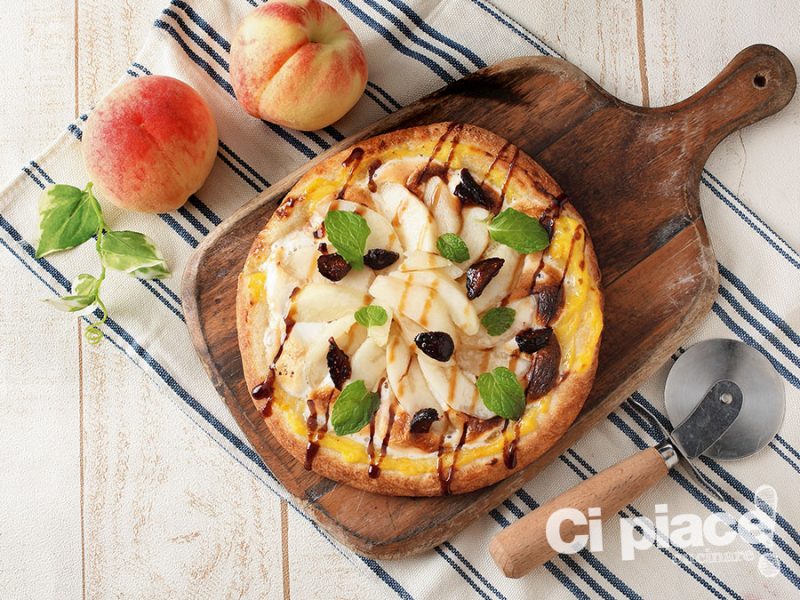 Pizza dolce con pesche bianche
