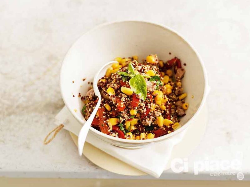 Insalata creativa di quinoa e peperone