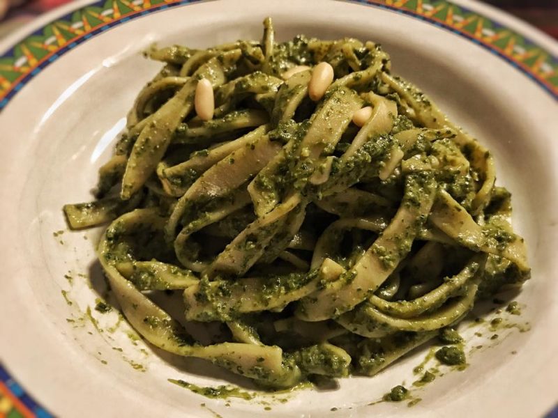 Tagliatelle di farro con pesto di basilico e pinoli