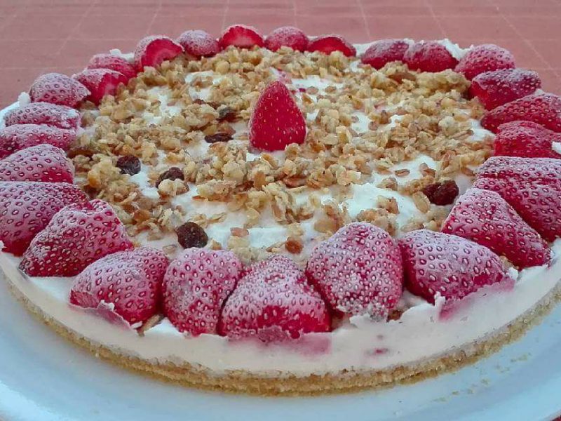 Cheesecake con base all’olio evo,granola e fragole