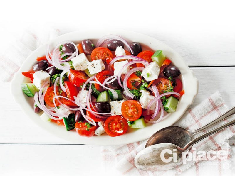 Insalata con feta e cetrioli alla greca