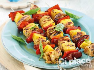 spiedini di pollo con ananas e peperoni