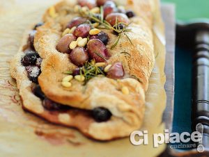 Focaccia all'uva (spicy unleavened bread with grapes, Italy)