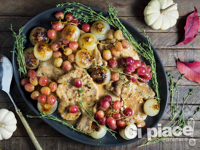 Maiale con cipolle e uva