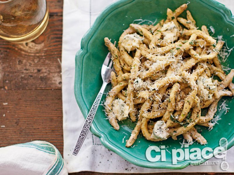 Strozzapreti con noci e gorgonzola