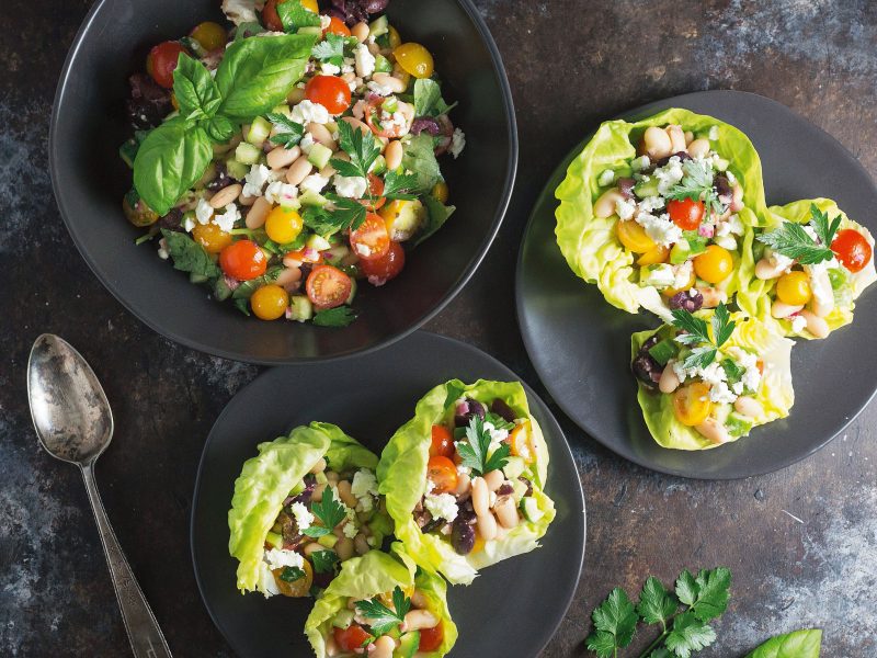 Insalata di fagioli bianchi in coppe di lattuga