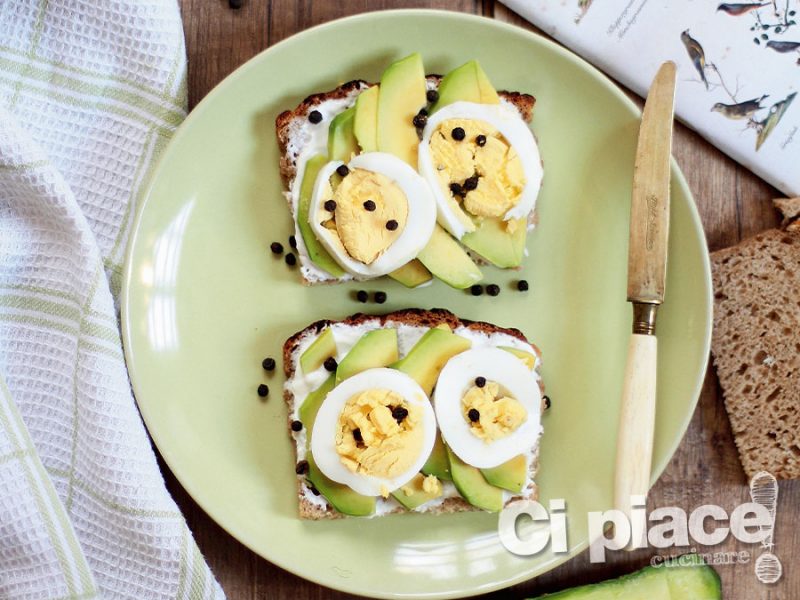 Avocado toast con le uova
