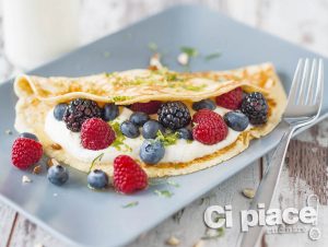 Gluten-free almond crêpes with quark and berries