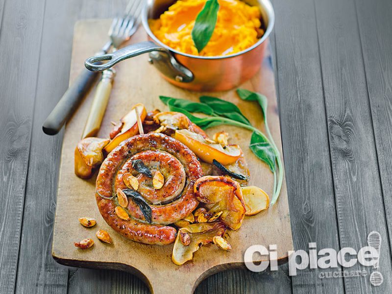 Salsiccia al forno con mele, salvia e semi di zucca