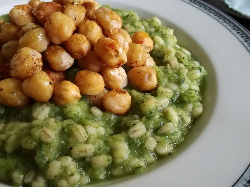 Orzo in crema di Zucchine con Ceci croccanti alla Paprika