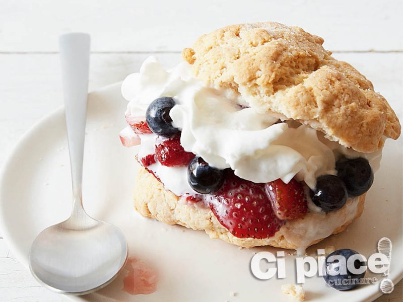 Sandwich alternativi con mirtilli, fragole e panna di soia