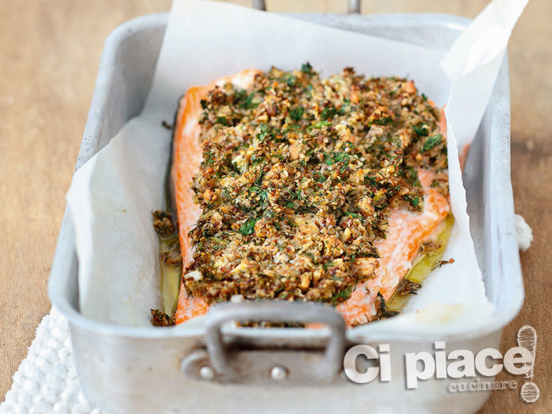 Salmone al forno in crosta di noci