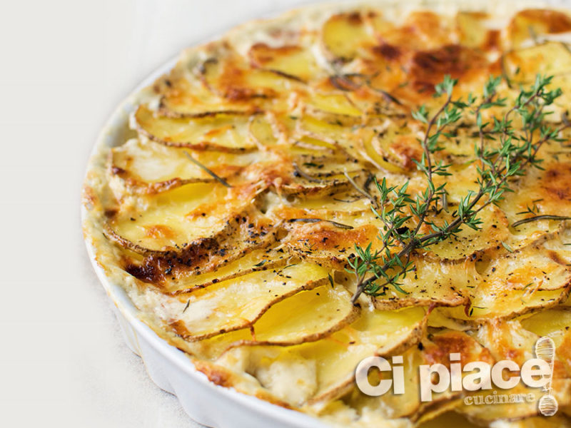 Gratinato di patate e salmone con timo