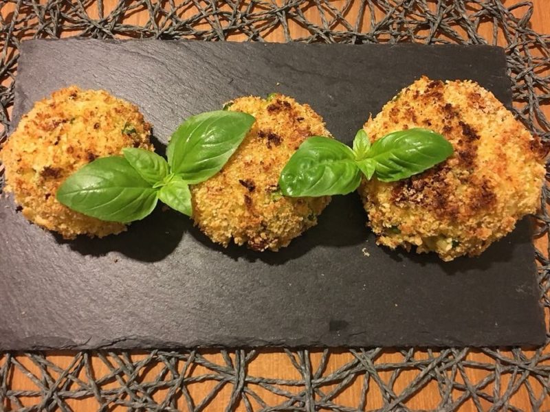 Arancine al forno con piselli, zafferano e pomodorini secchi .