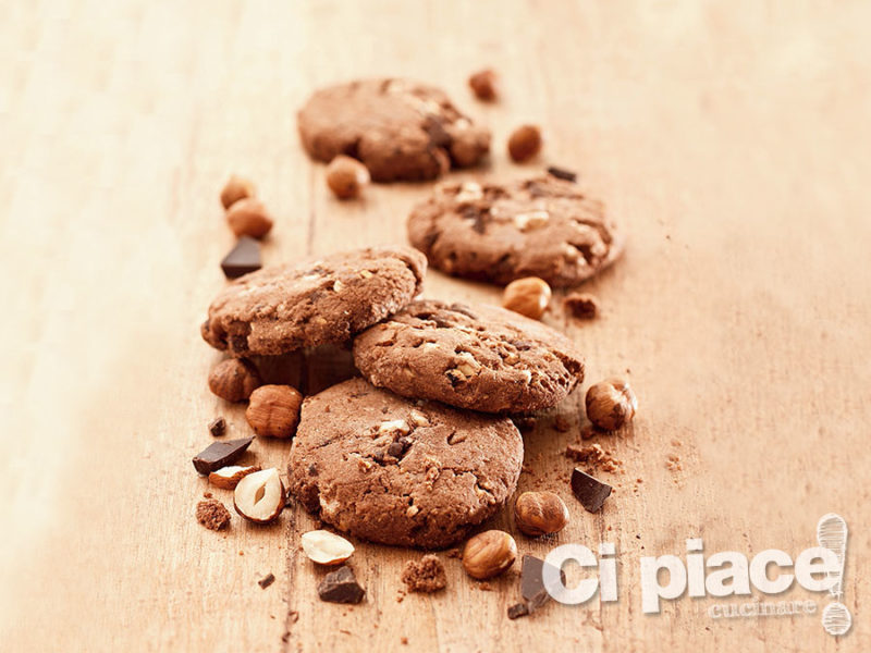 Biscotti di nocciole al cioccolato