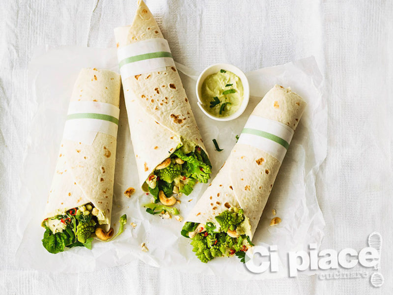 Wraps con cavolo romano e anacardi