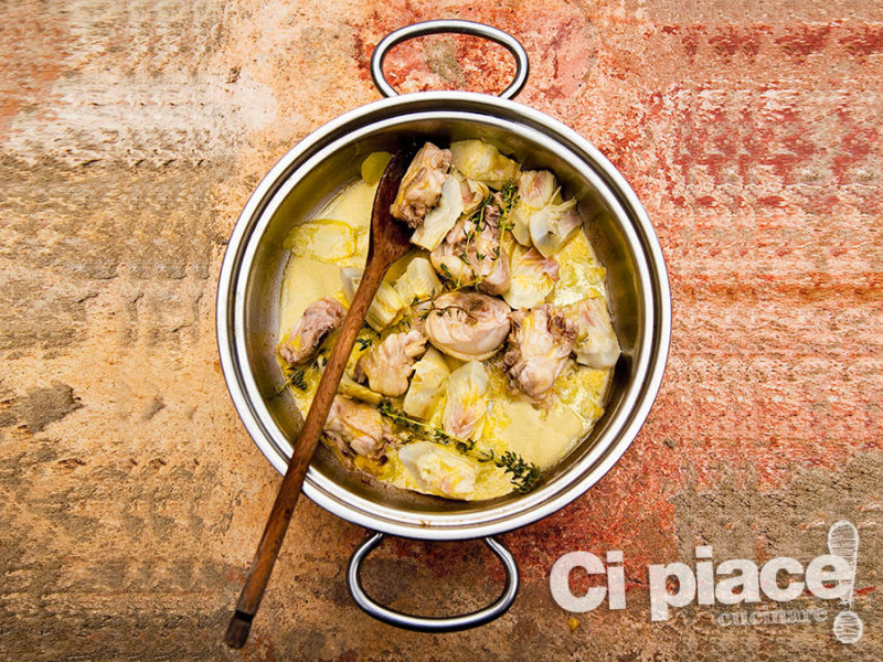 Pollo in fricassea con carciofi